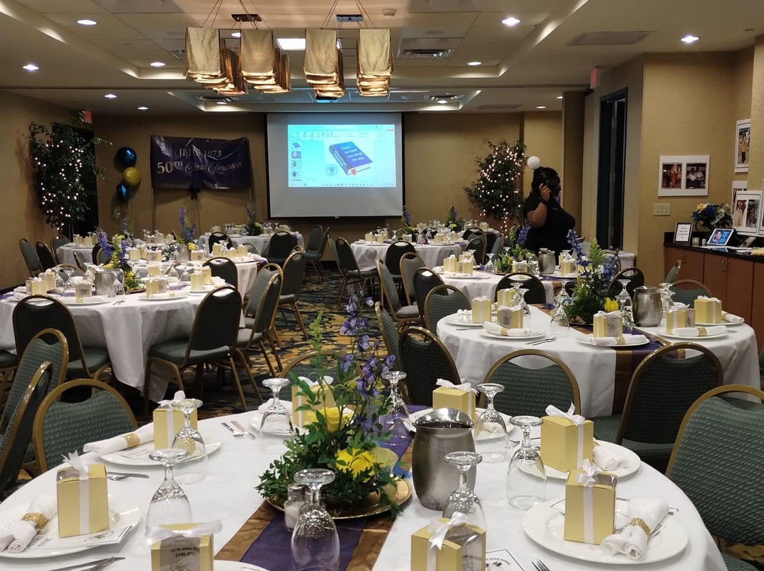 威廉斯堡假日套房酒店主图