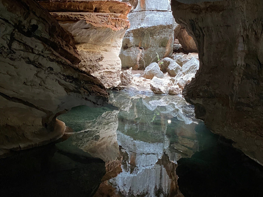 Mimbi Caves景点图片