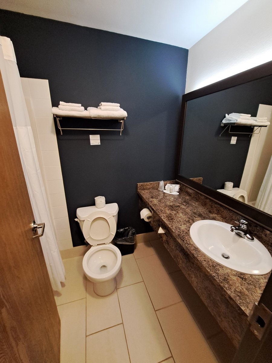 拉彻尼亚/特勒博恩速 8 酒店-浴室