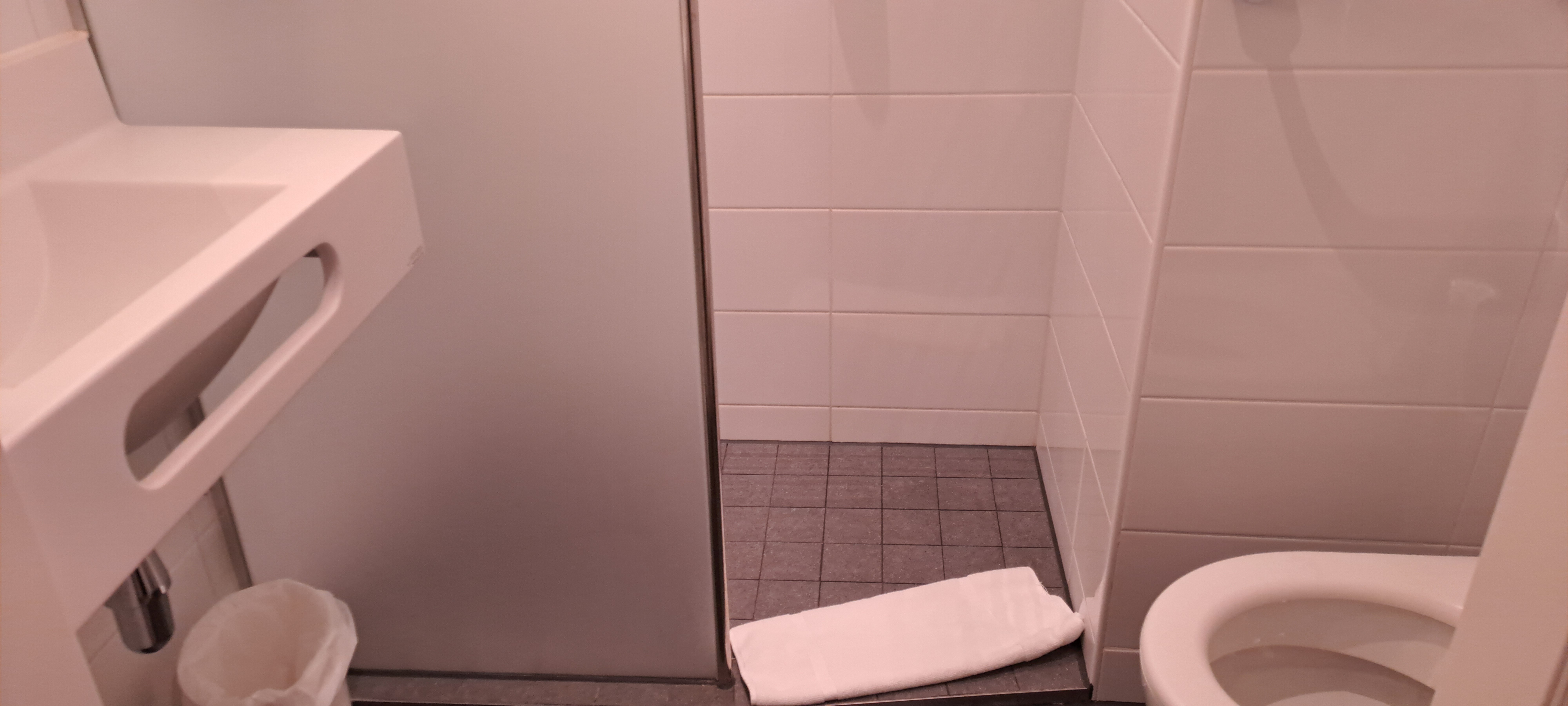 B&B Hotel Zurich Airport Rumlang-浴室
