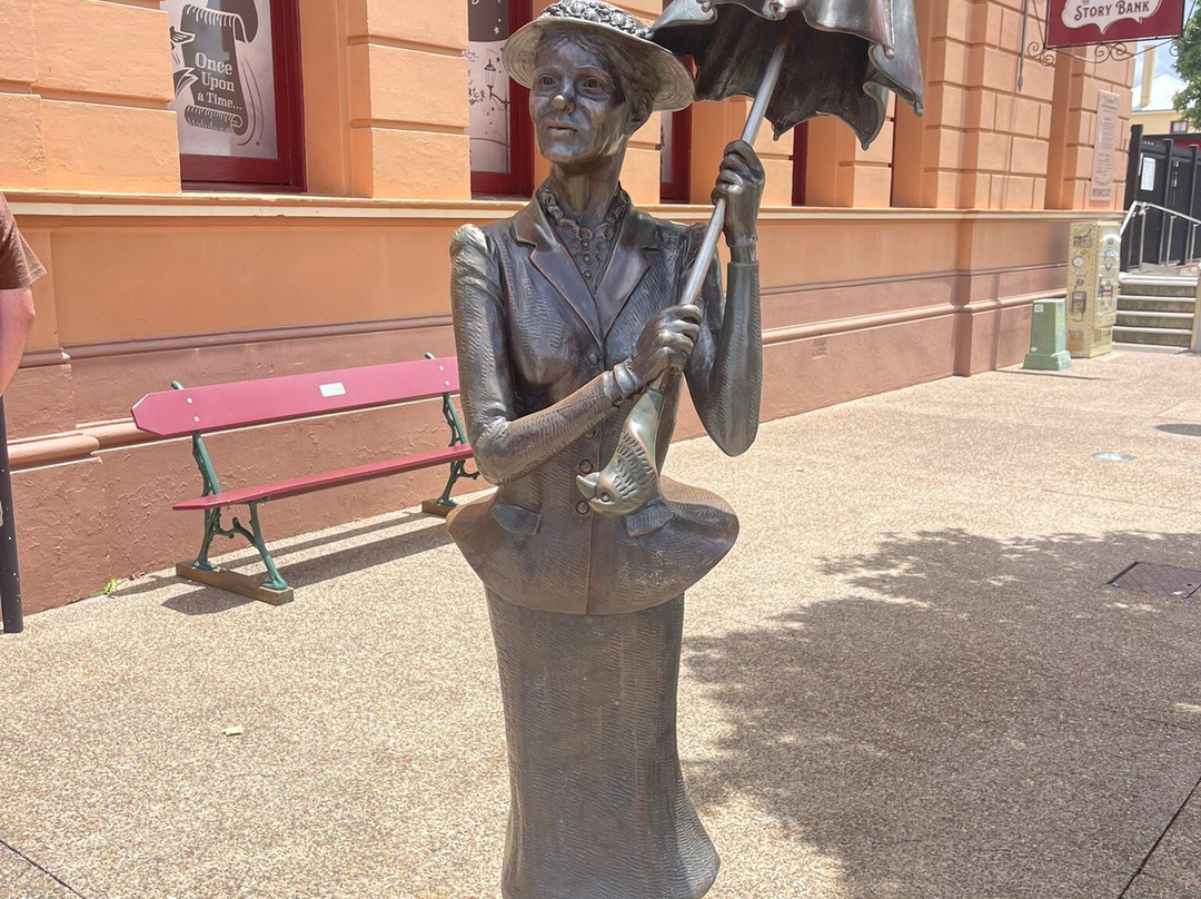 蓝色阴影舒适酒店主图