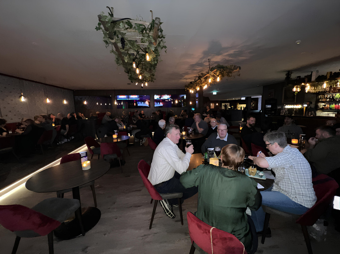 Escape Bar Restaurang Bowling Casino