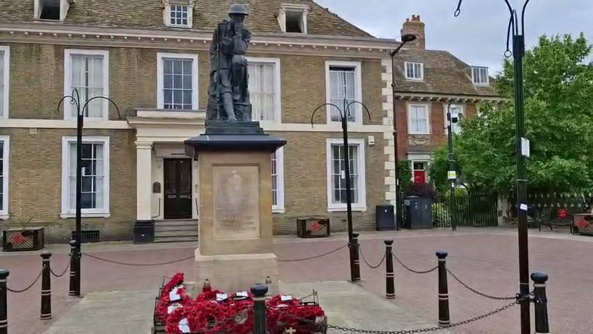 The Thinking Soldier War Memorial-亨廷顿必去景点
