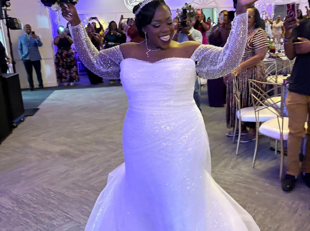 阿尔巴尼希尔顿花园酒店主图