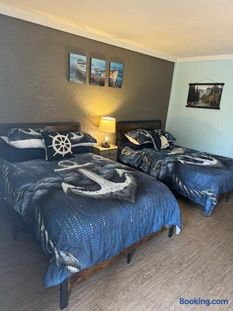 White's Motel & Sports Lounge