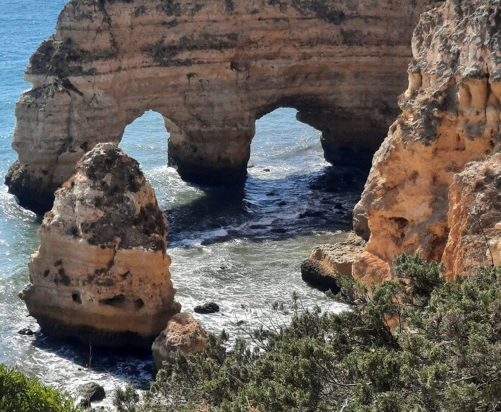 Praia da Marinha-Caramujeira必去景点