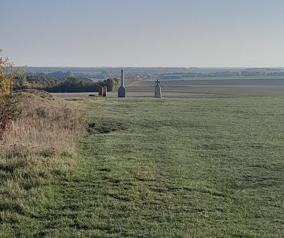 Monument-Ossuaire de « La Ferme de Navarin »-Sommepy-Tahure必去景点