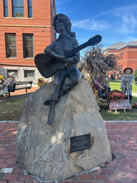 Dolly Parton Statue-塞维尔维尔必去景点