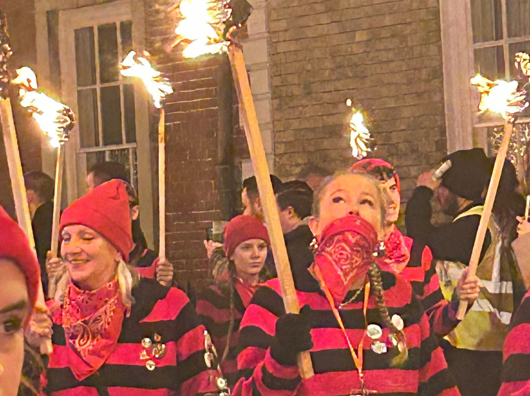 刘易斯篝火之夜-刘易斯必去景点