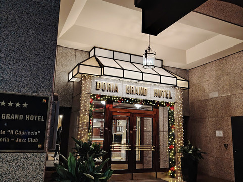 维多利亚大酒店主图