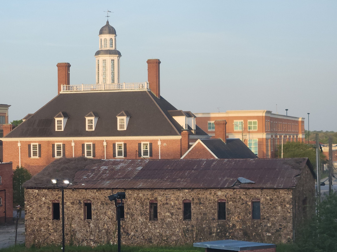 阿尔巴尼希尔顿花园酒店主图