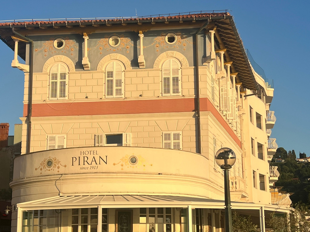 皮兰酒店主图