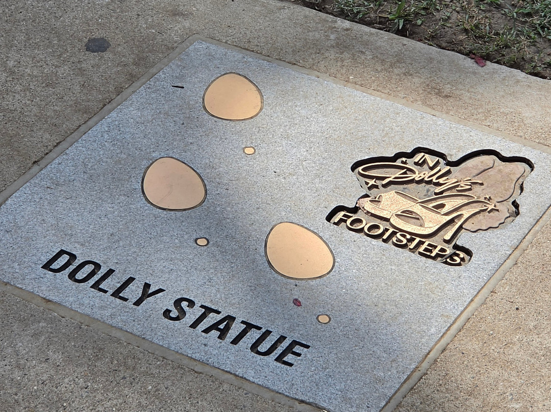 Dolly Parton Statue-塞维尔维尔必去景点