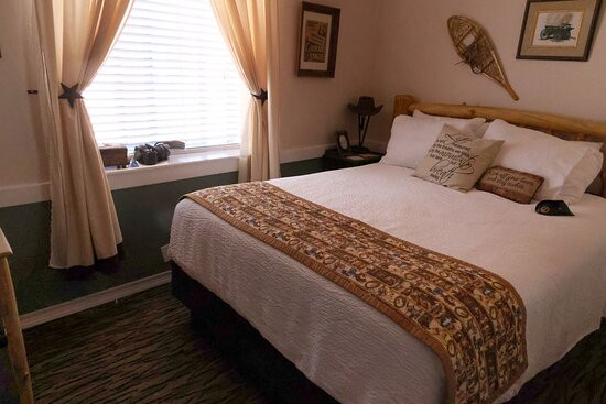 The Bent Elbow Hotel主图