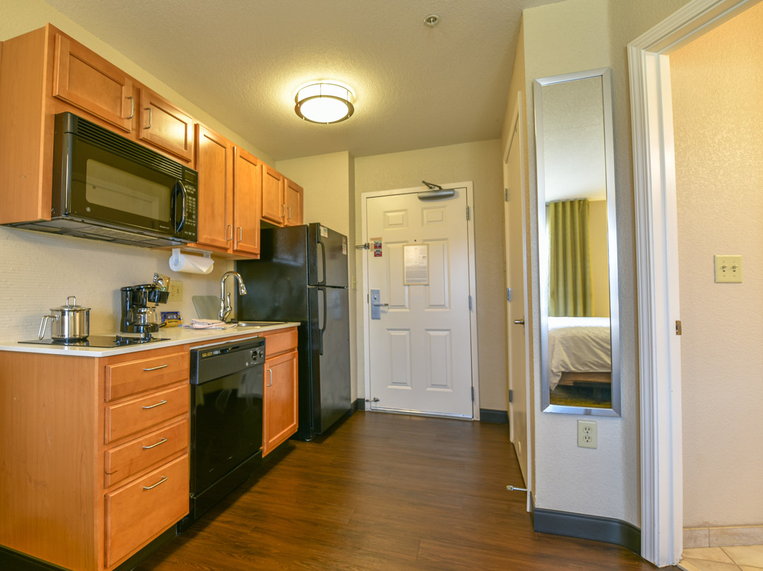 梅德福烛木套房酒店主图