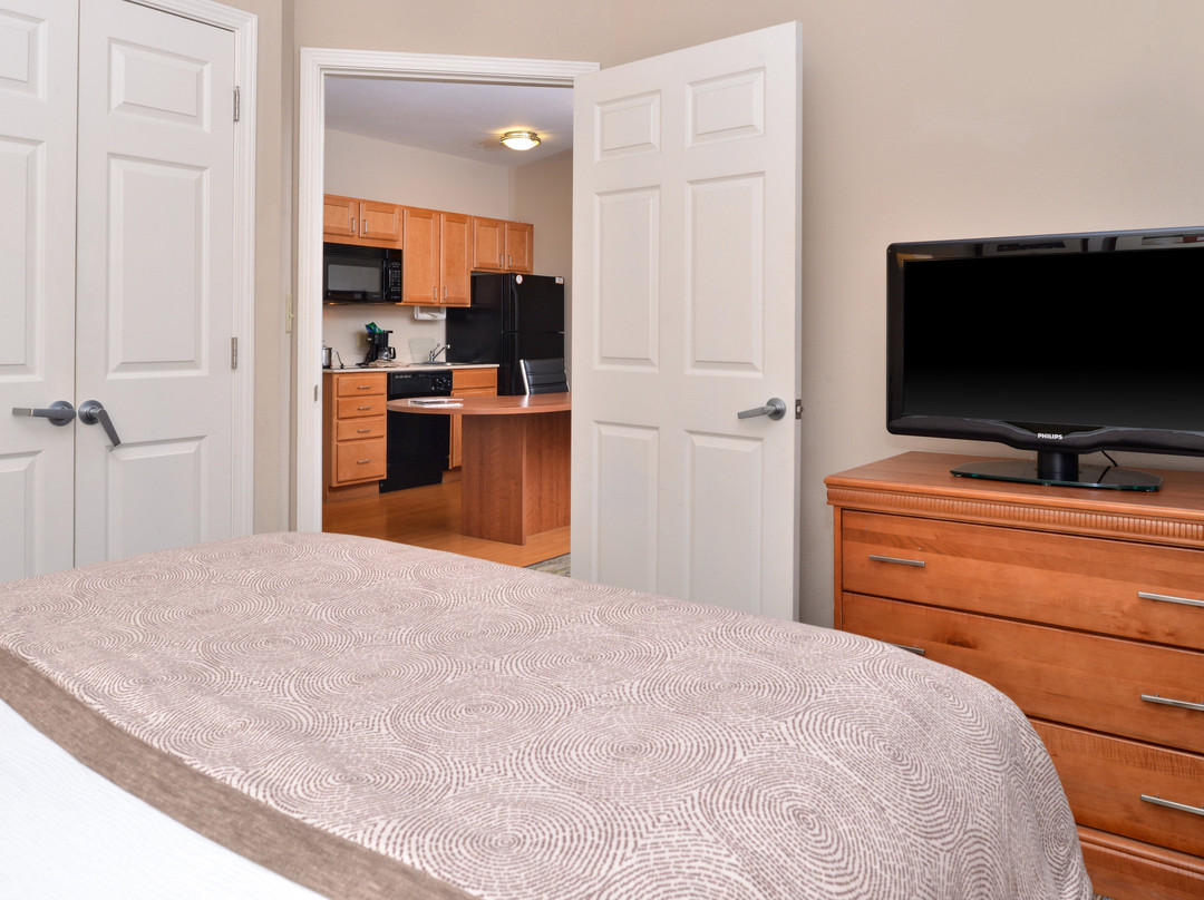 马纳萨斯烛木套房酒店主图