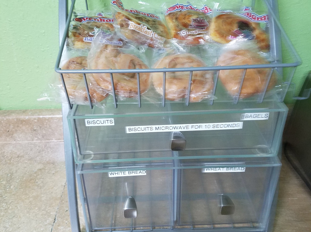 恩波里亚速8酒店主图