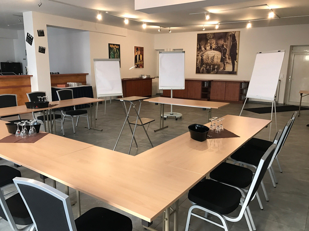 莉莉玛莲电影酒店主图