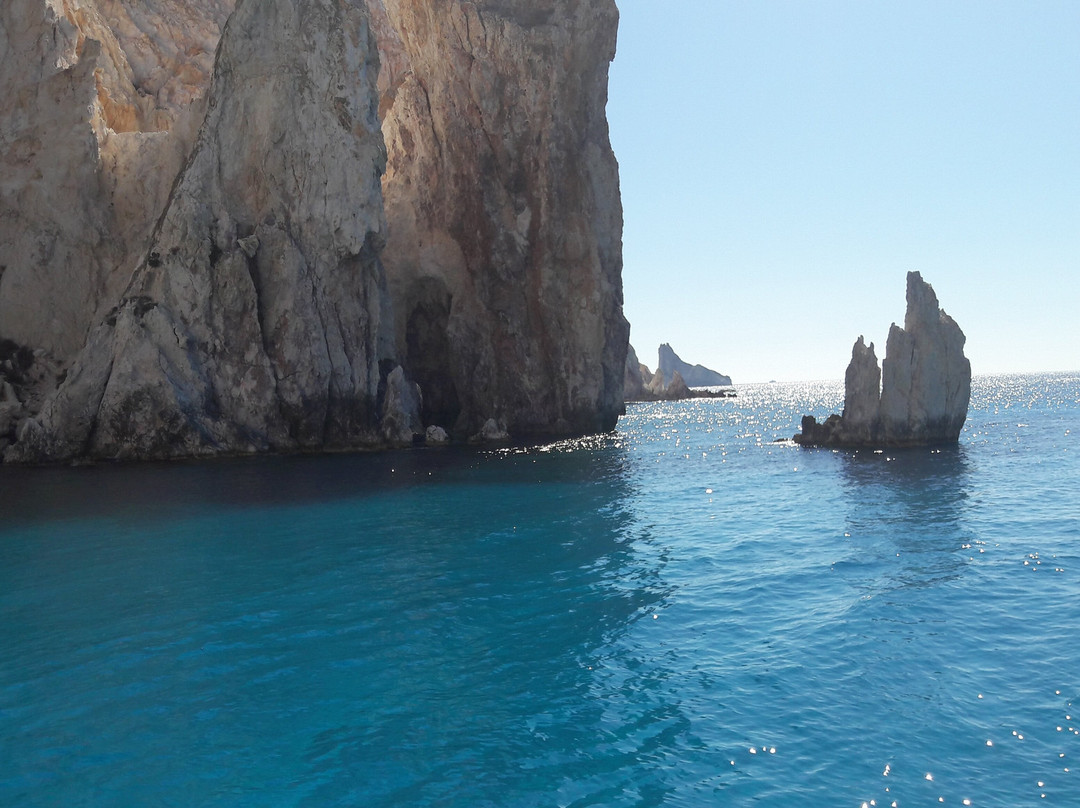 Myrsini Bay-Polyaigos必去景点