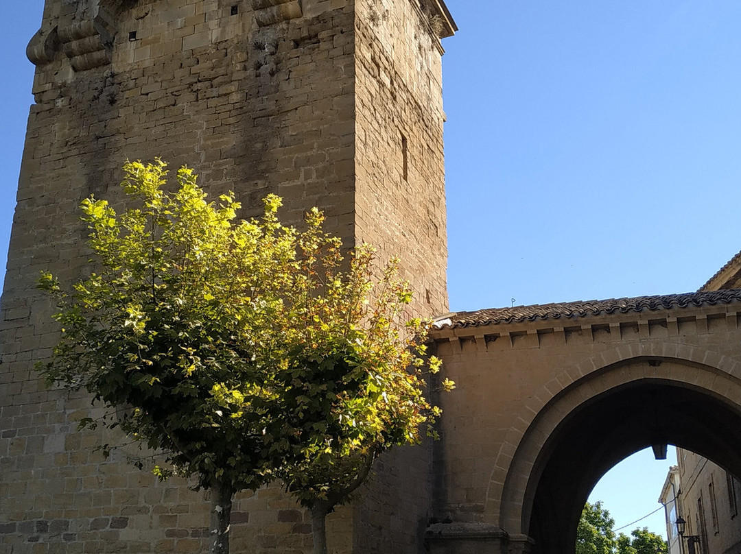 Iglesia del Crucifijo-Puente la Reina必去景点