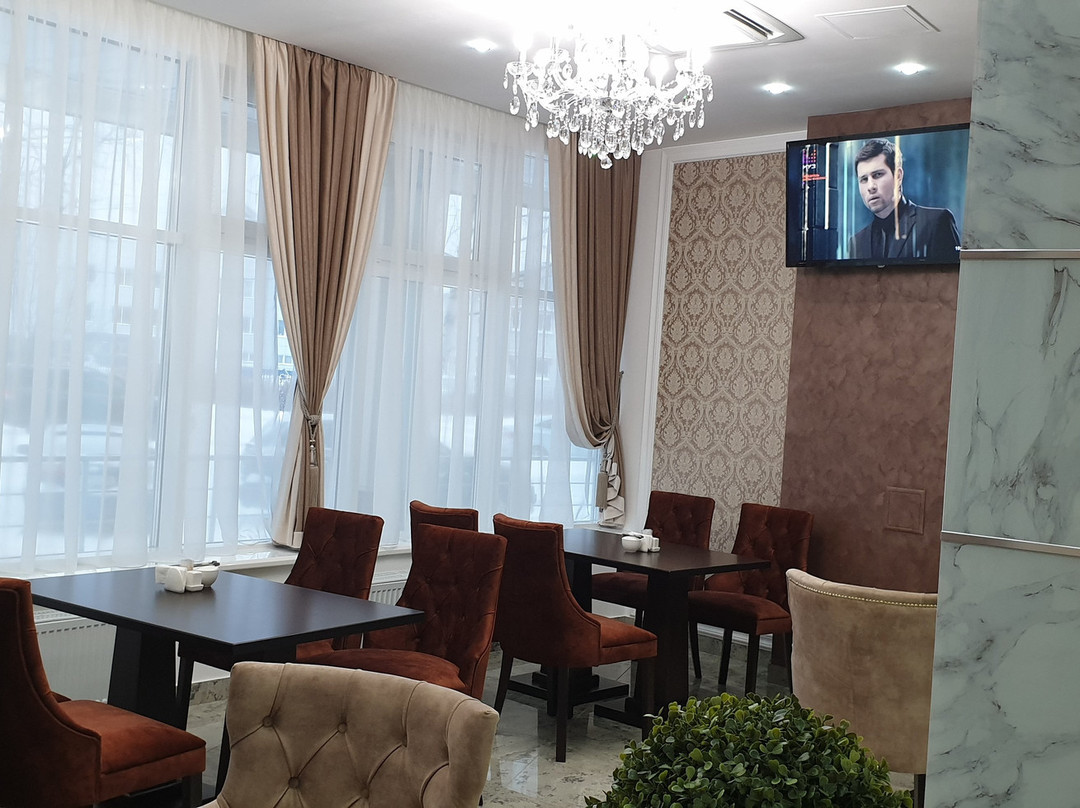 塔拉伊酒店主图