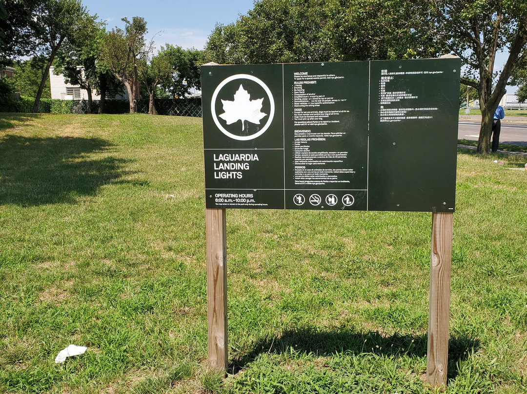 LaGuardia Landing Lights Park-东艾姆赫斯特必去景点
