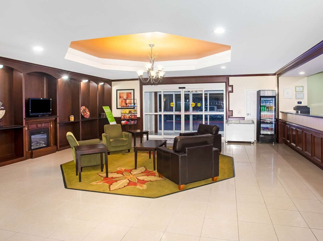 La Quinta Inn Suites By Wyndham Columbus TX主图