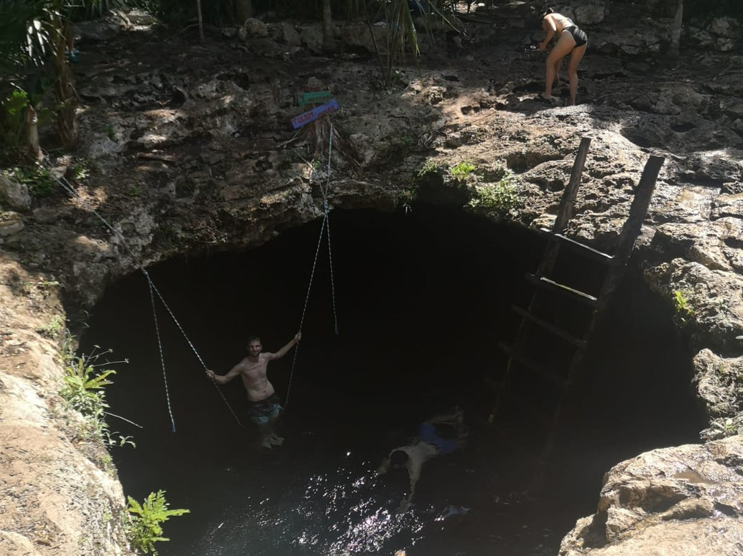 Cenote Calavera景点图片