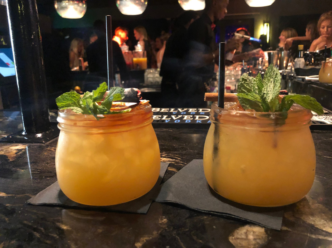 Red Door Lounge-Holetown必去景点