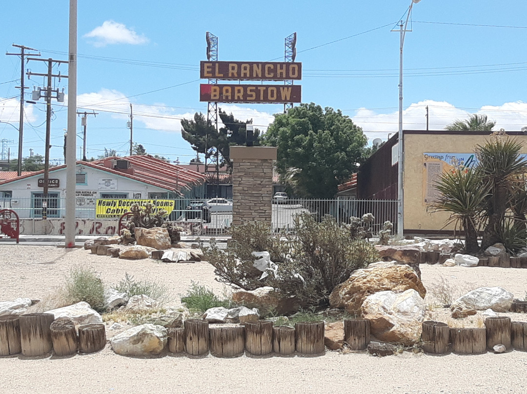 Yermo旅游景点-Main Street Murals