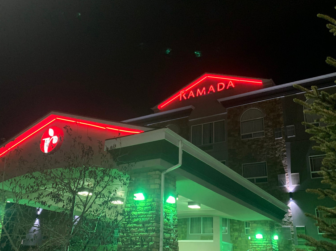 华美达高地河流酒店主图