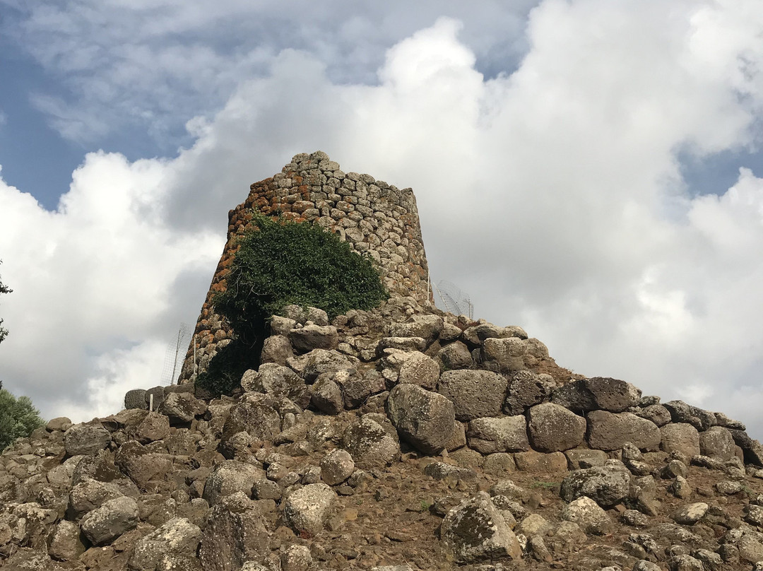 Parco Archeologico Di Suni Nuraghe Nuraddeo-Suni必去景点