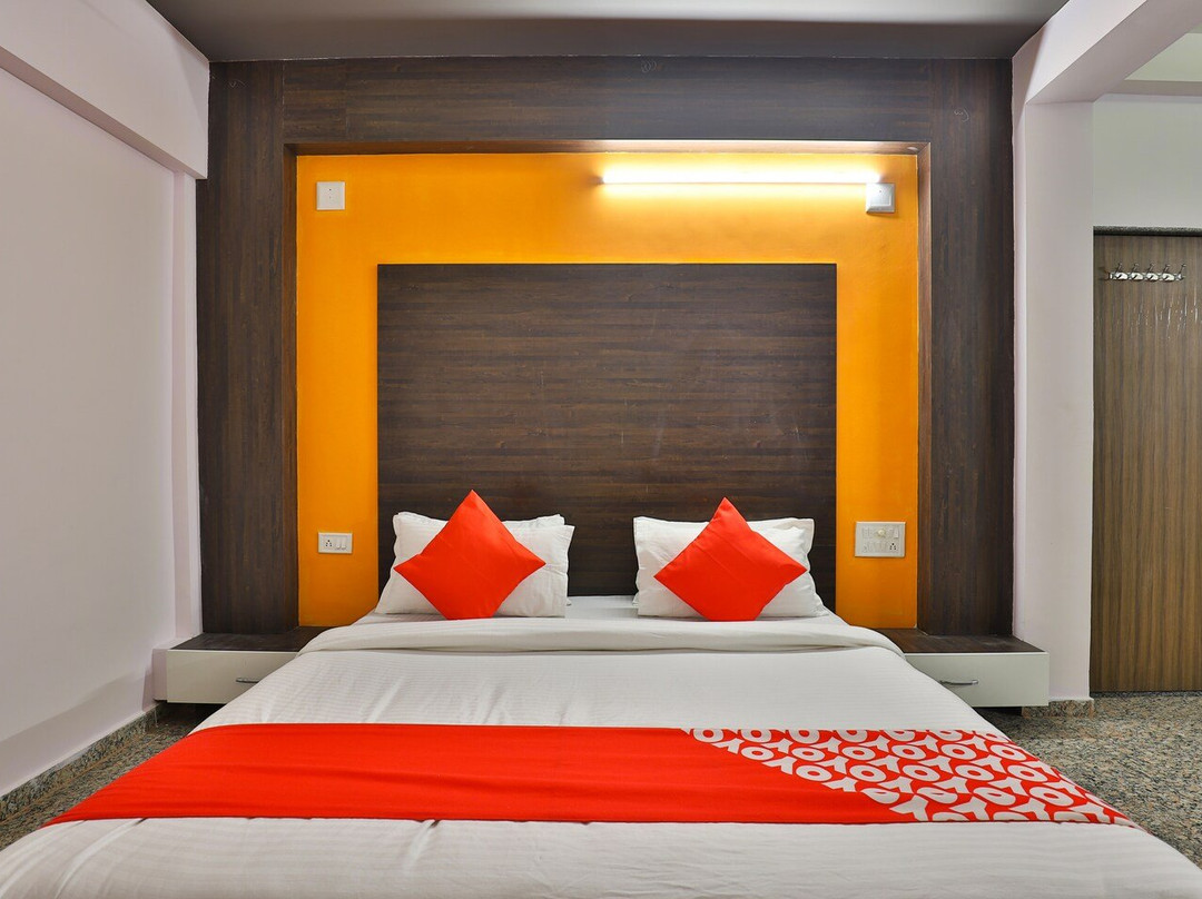Oyo 28444 Hotel Ab Apple
