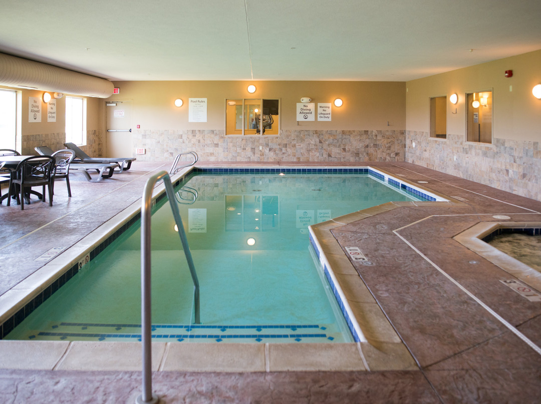 诺斯伍兹快捷假日&套房酒店主图