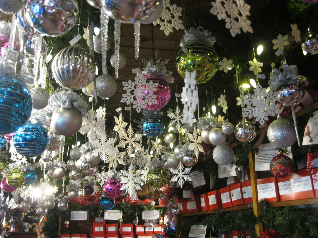 Oakwood Farm Christmas Barn景点图片