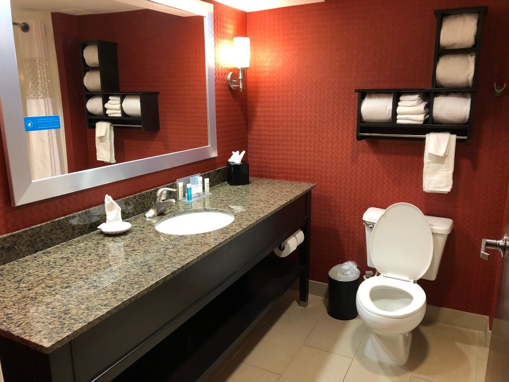 Fairfield Inn & Suites Columbus Airport-浴室