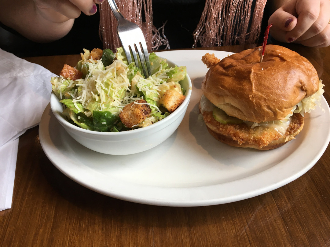 Chute Lake餐馆和美食-Kettle Valley Public on Main