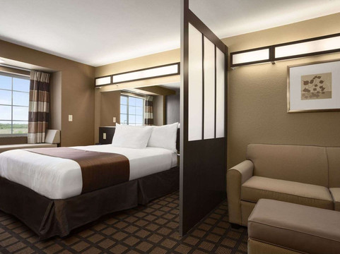 普莱森顿温德姆麦客达套房酒店主图