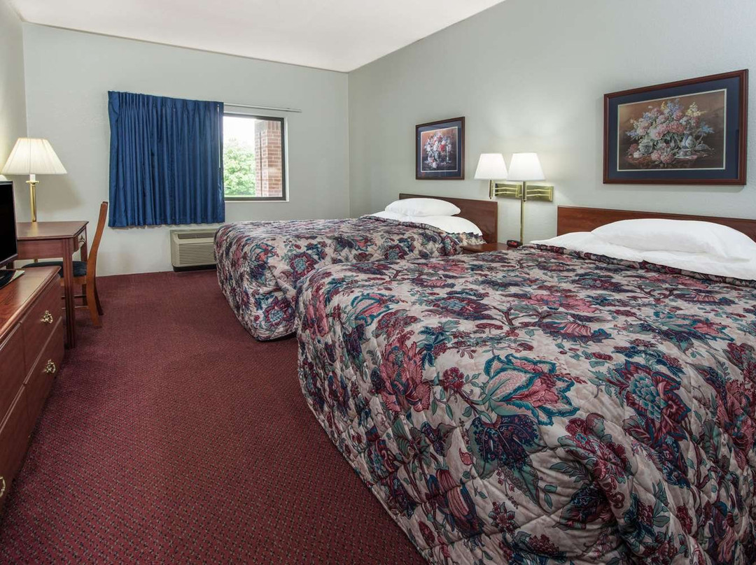 Super 8 by Wyndham Waterloo主图