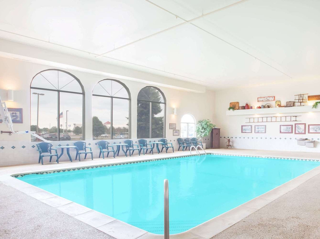 Super 8 by Wyndham West Branch主图