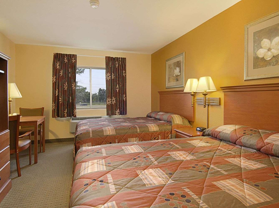 Super 8 by Wyndham Topeka at Forbes Landing主图