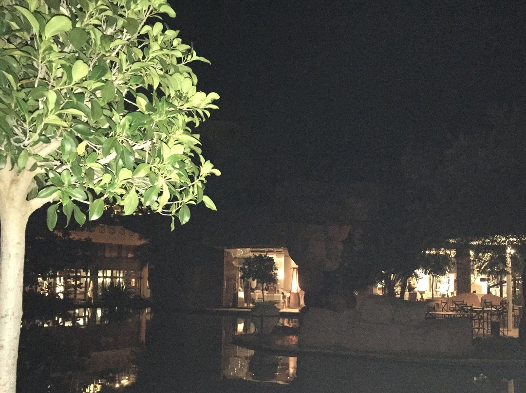 小瀑布酒店主图