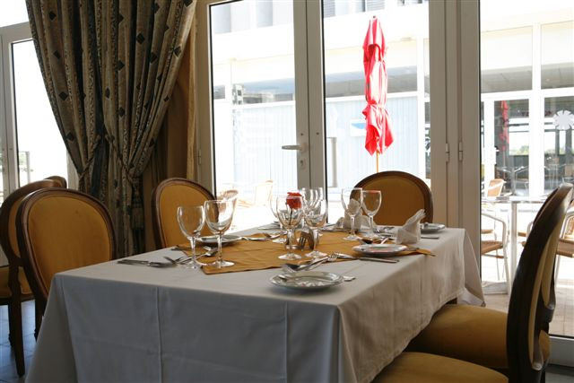 吉拉索尔楠普拉酒店主图