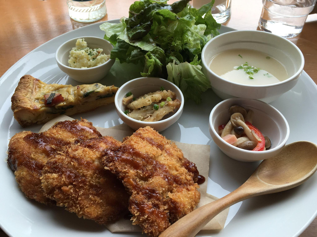 ダチョウ牧場の中のカフェ つなぐ
