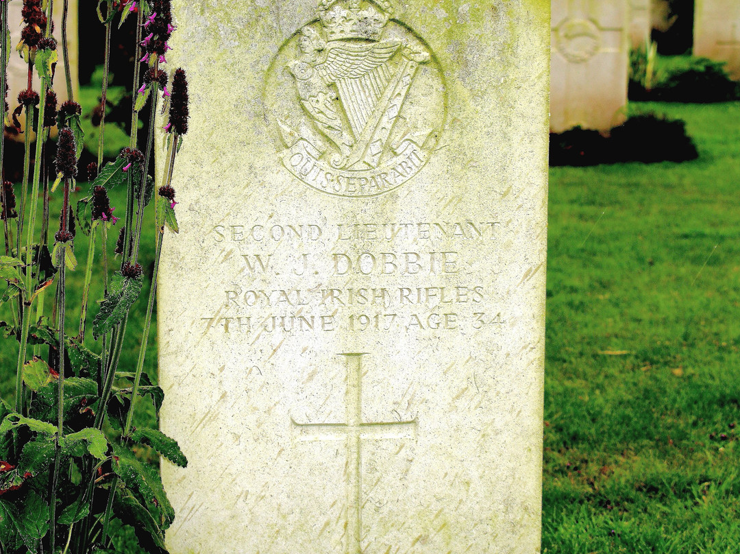 St. Quentin Cabaret Military Cemetery景点图片