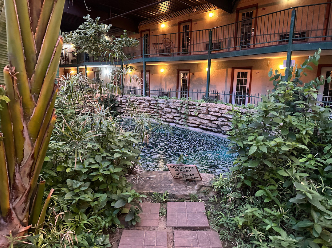 Family Garden Inn & Suites主图