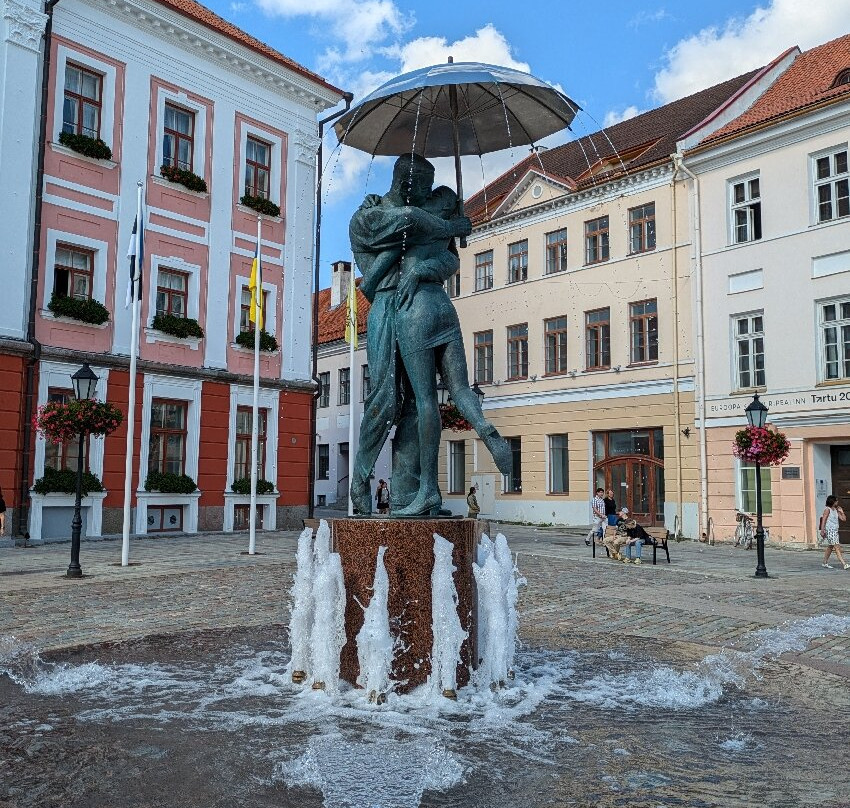 'The Kissing Students' sculpture and fountain-塔尔图必去景点