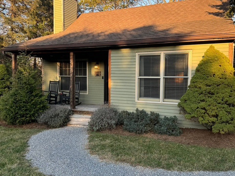 秋日岭小屋酒店主图