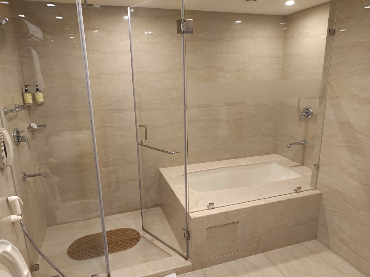 Lemon Tree Hotel, Sector 60, Gurugram-浴室