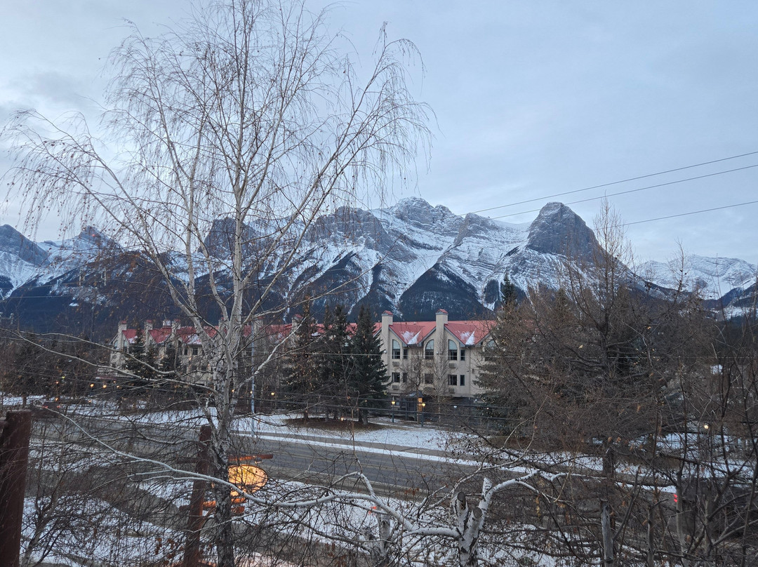 Canmore Rocky Mountain Inn主图